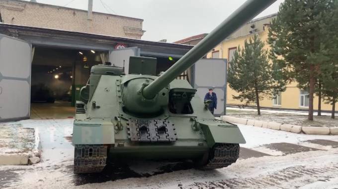Видео: в Стрельне готовят Т-34 и СУ-100 к участию в парадах Победы