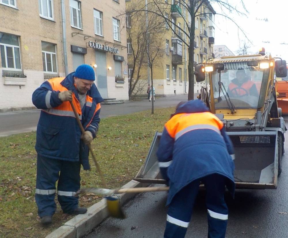 Дороги и улицы Петербурга продолжают готовить к зиме