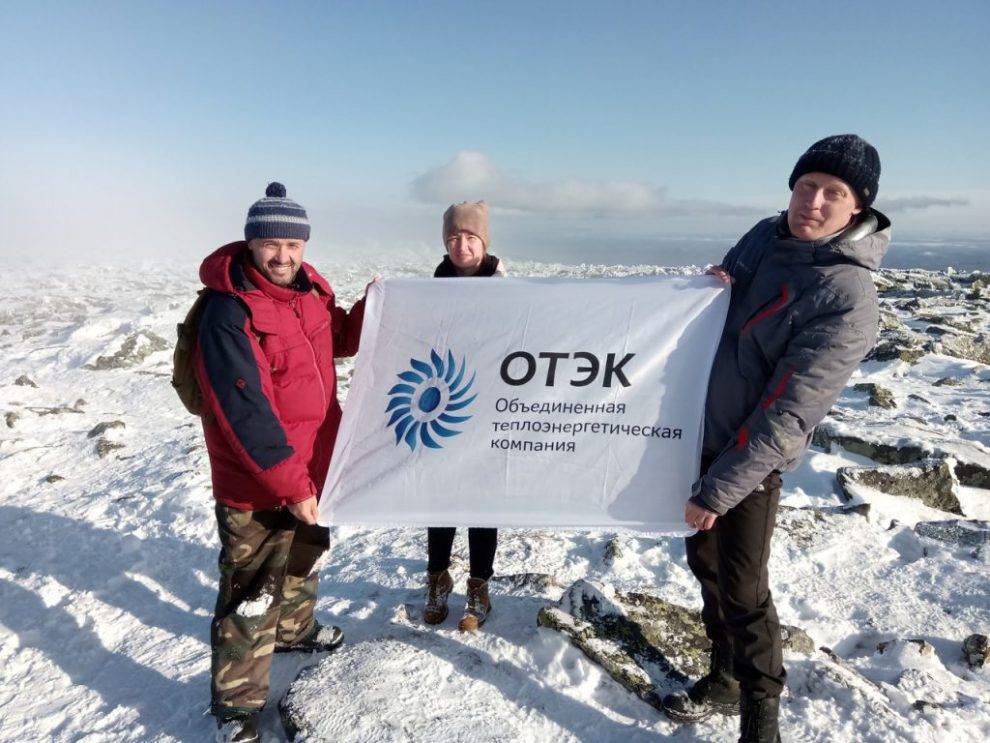 Флаг родной организации сотрудники Глазовского ОТЭК  развернули на самой высшей точке горы Южного Урала