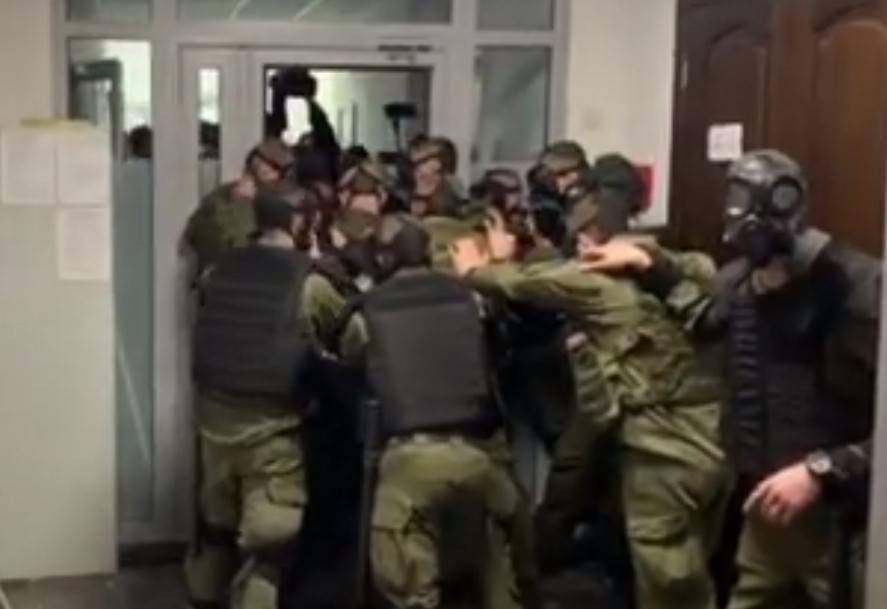 В Киеве филаретовцы штурмовали суд. Полиция распылила слезоточивый газ