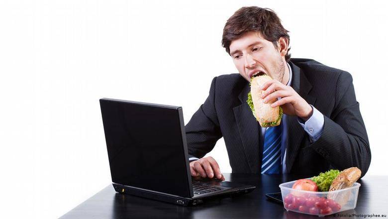 Исследование: более трети россиян сидят в соцсетях во время обеденного перерыва