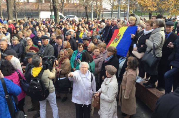 У здания парламента Молдавии собрались сторонники премьера и правительства