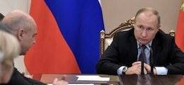 Путин поручил обложить налогом самозанятых по всей России