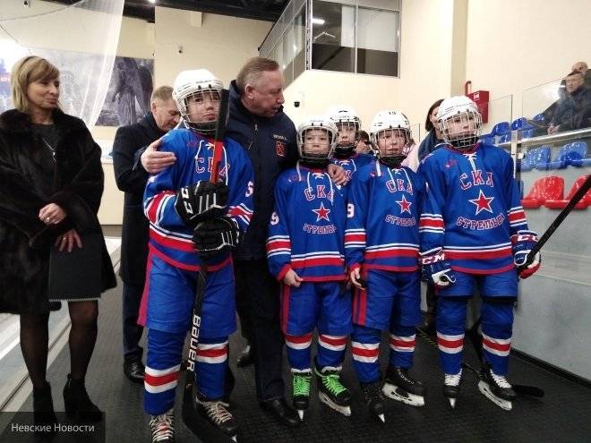 Александр Беглов получил подарок от юных хоккеистов клуба «СКА-Стрельна»