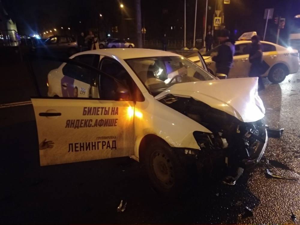 Столкновение такси и Mercedes на Кантемировской закончилось порванной десной парня