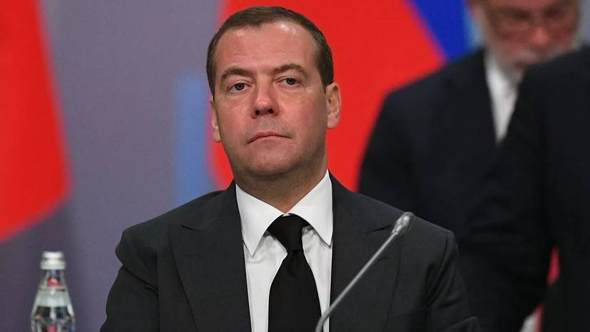 Медведев призвал ускорить развитие генетических технологий в России