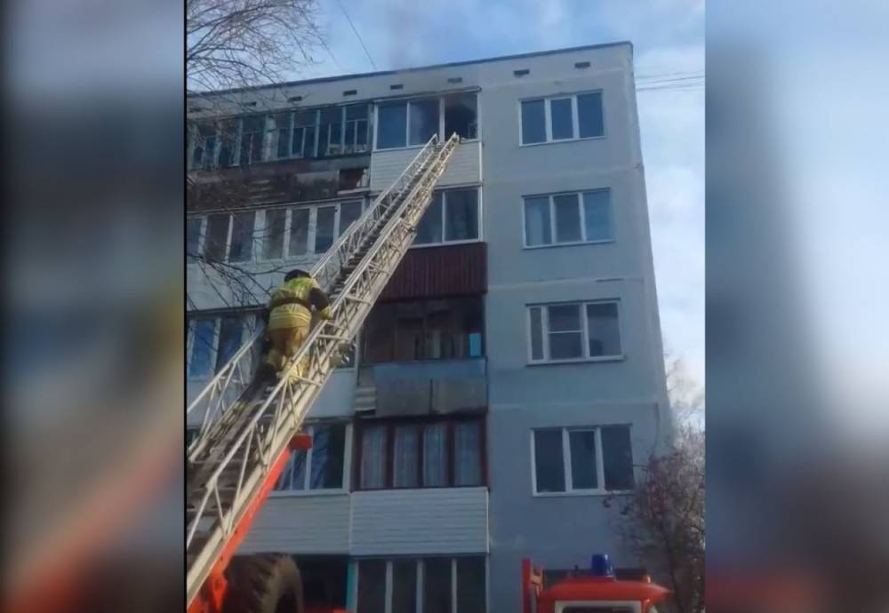 В Пскове с пятого этажа из горящей квартиры эвакуировали 5 взрослых и ребенка