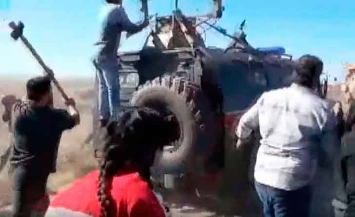 Курдские жители с камнями и кувалдами напали на российско-турецкий конвой