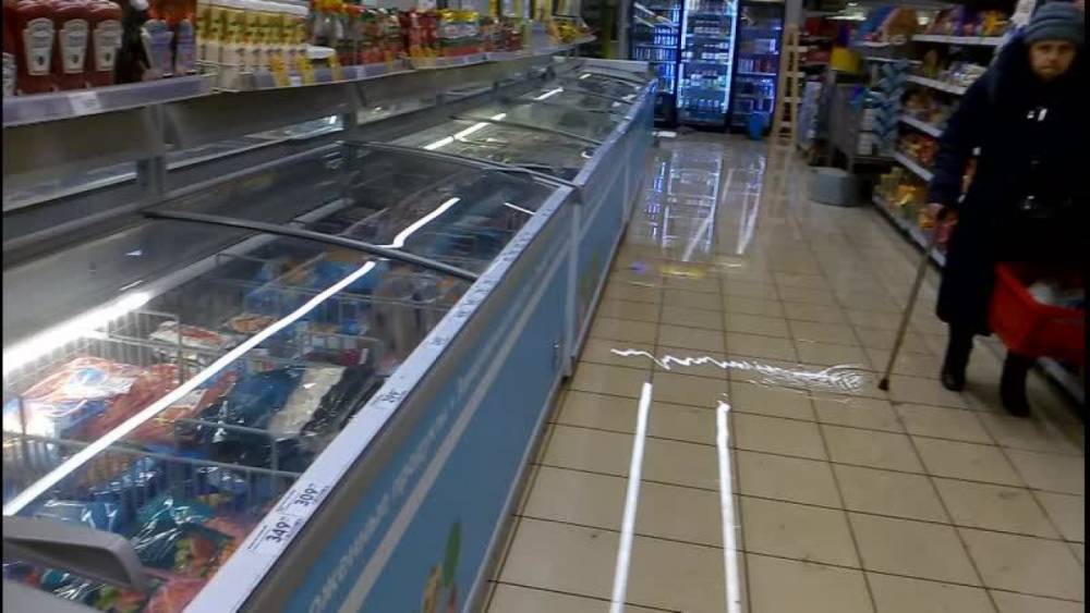Появилось видео потопа в супермаркете на Седова в Петербурге