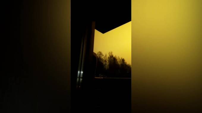 Очевидцы заметили над Приморским районом светящееся оранжевое пятно