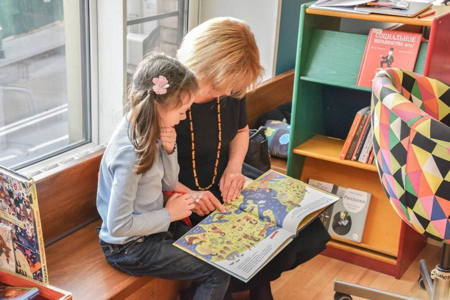 Школы для родителей и поддержка: как в Москве помогают приемным семьям