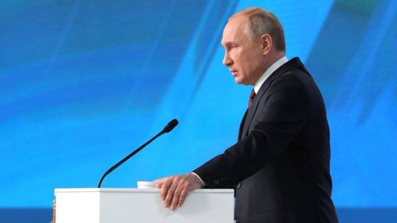 Путин призвал членов правительства последовать его примеру и привиться от гриппа