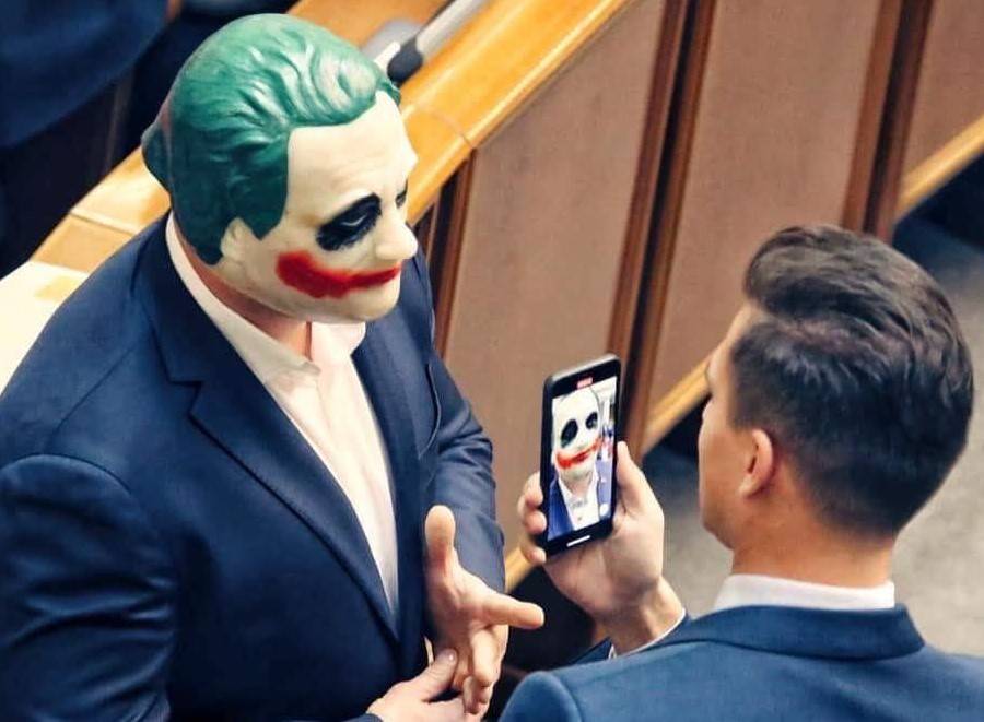 Илья Кива - Депутат пришел на заседание парламента в маске Джокера - vm.ru