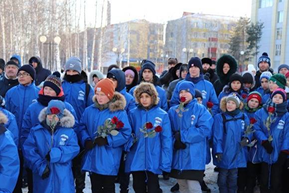 На открытие памятника погибшим детям живых детей привели в куртках «Единой России»