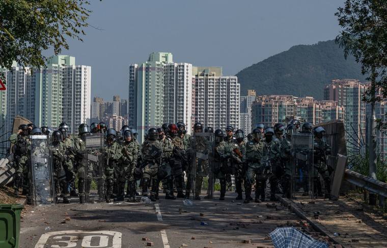 Полиция Гонконга применяет резиновые пули и газ для разгона демонстрантов