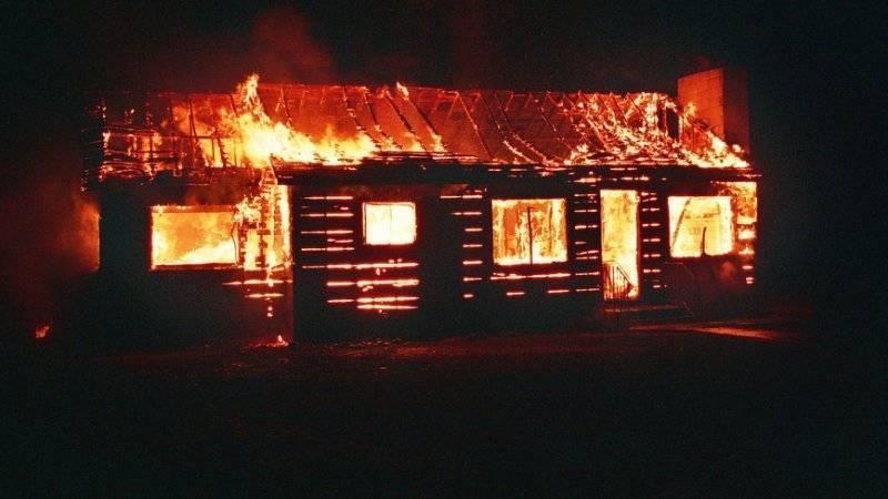Чиновник из Смоленской области погиб при тушении загоревшегося дома