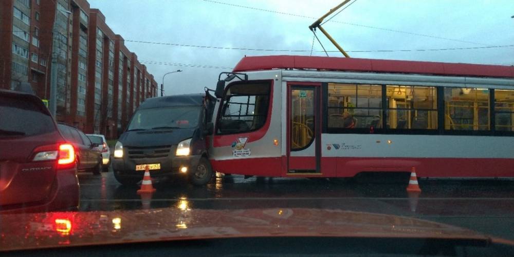 Трамвай въехал в микроавтобус на пересечении Долгоозерной и проспекта Авиаконструкторов