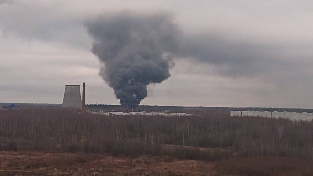 Жители Ленобласти сообщили о густом черном дыме на складе в Лавриках