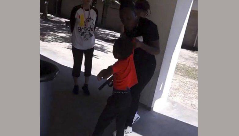 На жутком видео мать избила маленького сына у школы и угрожала «разбить ему лицо» за спор с учителем