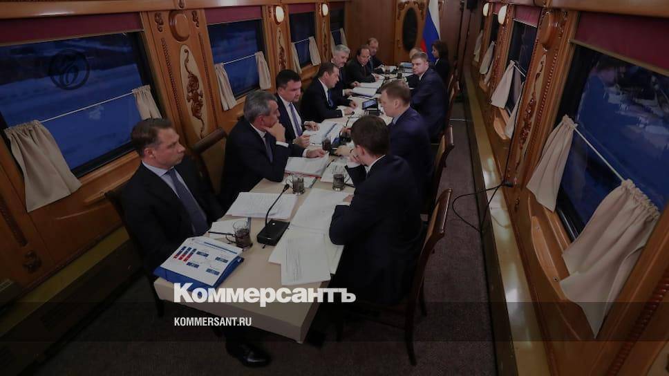 Медведев в поезде провел совещание о планах РЖД