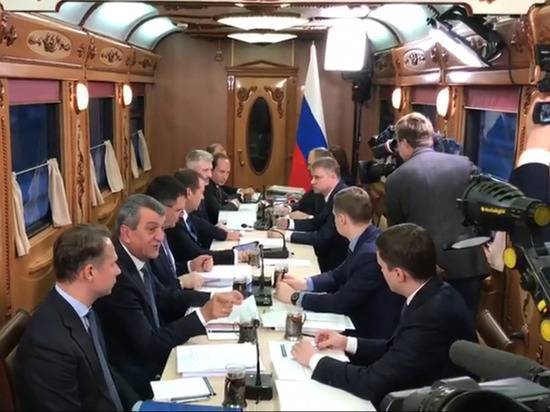 Появилось видео совещания Медведева с чиновниками в поезде