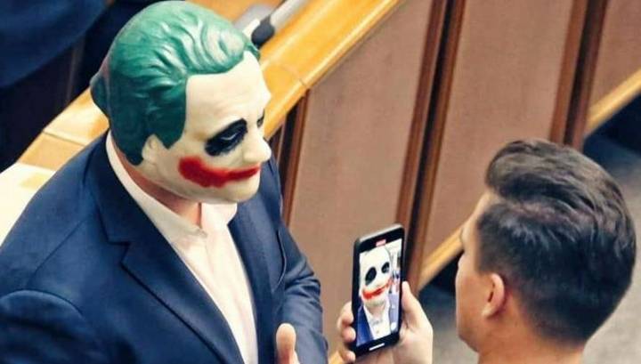 Украинский депутат пришел на заседание Рады в маске Джокера