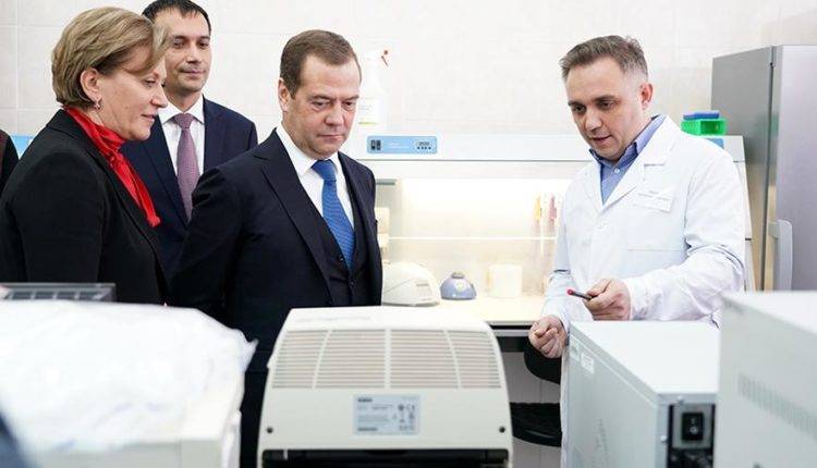 Медведев в шутку посоветовал привиться от Эболы вместо гриппа