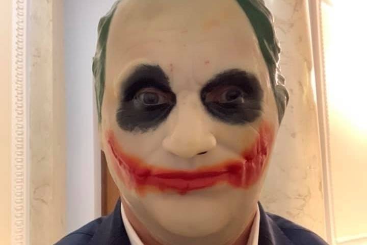 Украинский депутат пришел в Раду в маске Джокера