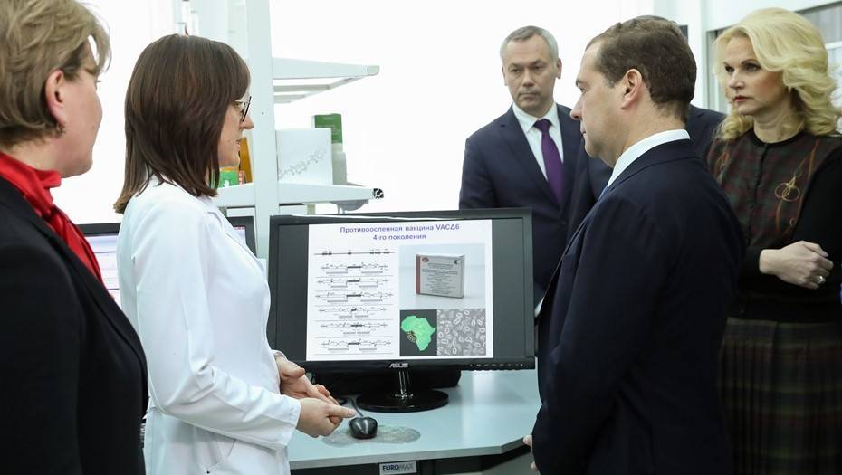 Медведев запустил производство вакцины от вируса Эбола
