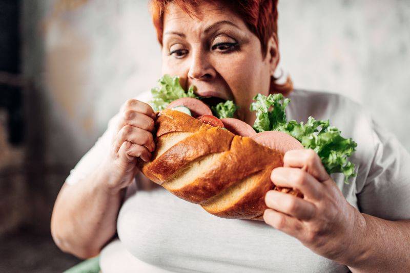Вечернее переедание грозит женщинам серьезными проблемами