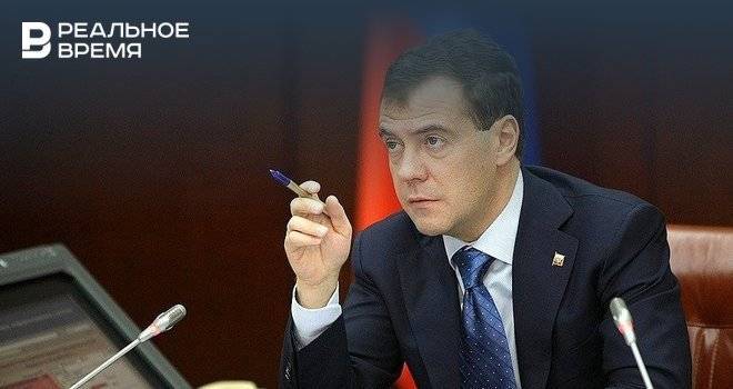 Медведев поручил Минфину продумать, как не дать самозанятым убежать от налога