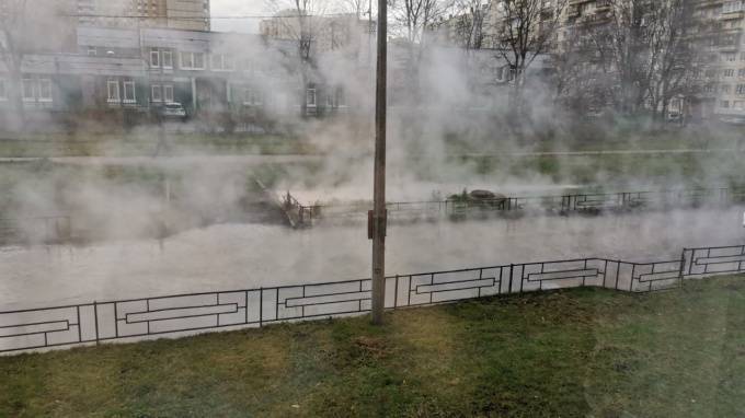 Очередной прорыв в Кировском районе. Улицы затопило кипятком&nbsp;