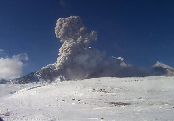 На Камчатке начал извергаться высочайший в Евразии вулкан — Ключевская сопка