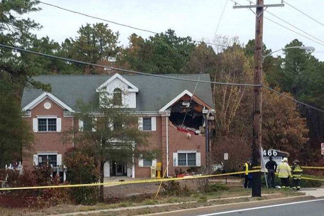 Машина на полной скорости влетела во второй этаж дома в Нью-Джерси. 2 человека погибли