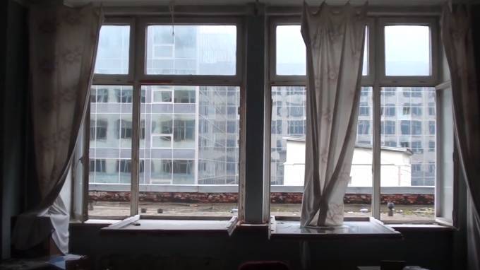 В Москве женщина с двумя маленькими детьми выпала из окна на 9 этаже