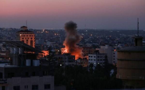 Израиль бомбит Газу, прикрывшись «Железным куполом» от 190 ракет из сектора