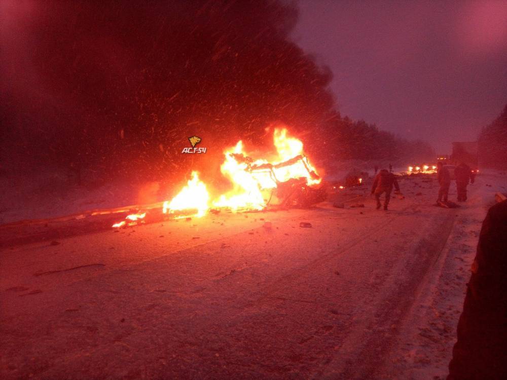«Одна машина сгорела»: на трассе Новосибирск&nbsp;— Кемерово произошло массовое ДТП с пострадавшими