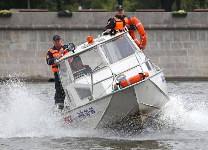 Московские спасатели вытащили попавшую в воду собаку
