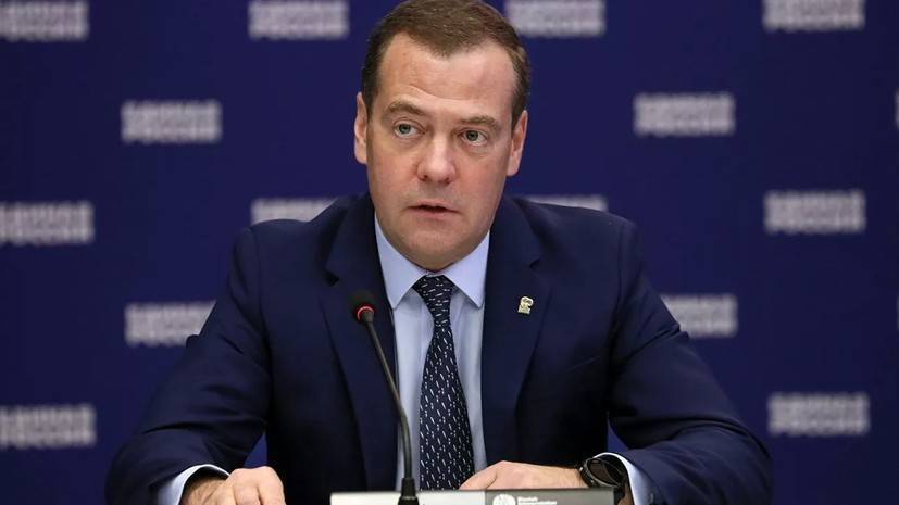 Медведев в шутку предложил непривитым от гриппа привиться от Эболы