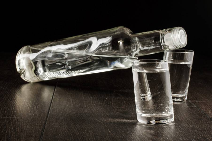 Мужчина найден мертвым с бутылкой водки в руке в центре Москвы
