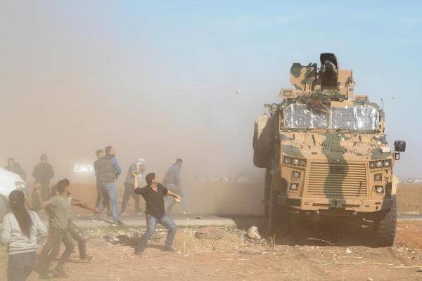 СМИ: Турецкий патруль открыл огонь по протестующим у сирийского Кобани