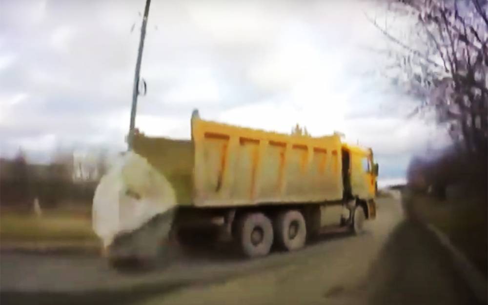 Видео не для слабонервных: огромный камень выпал из кузова грузовика