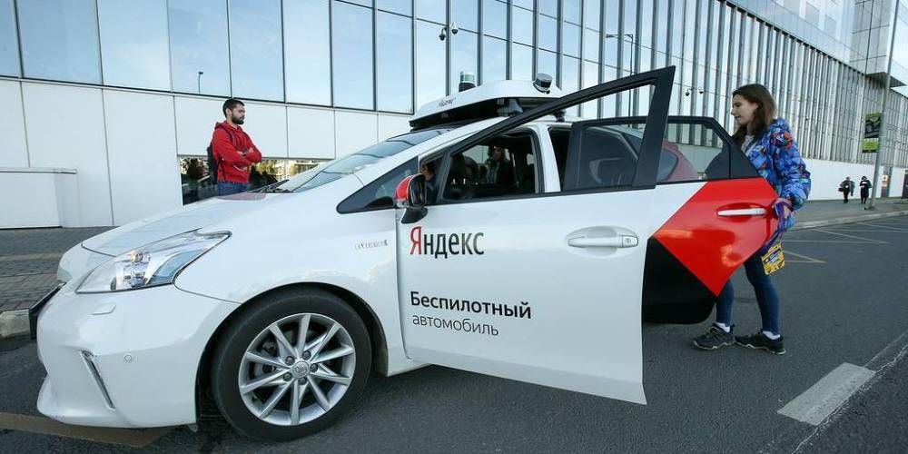 Экспериментальный беспилотный автомобиль "Яндекса" попал в ДТП