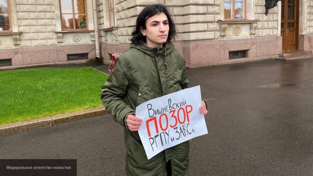 Активисты Петербурга устроили у ЗакСа пикет против попавшего в секс-скандал Вишневского