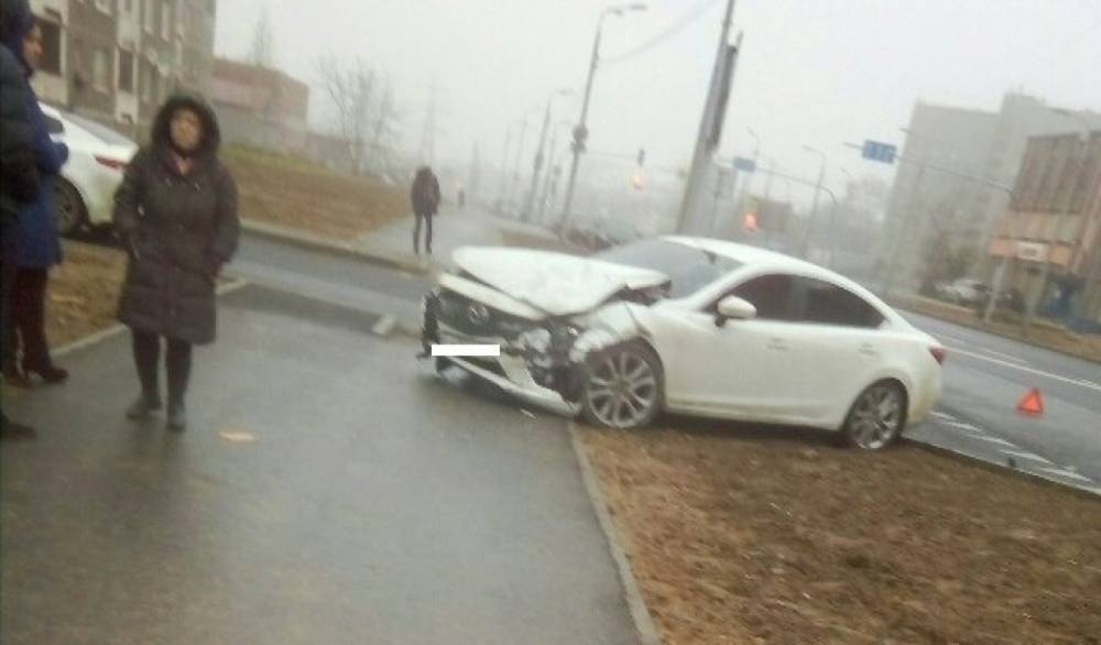 В Череповце две иномарки столкнулись на новой улице Маяковского