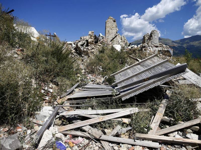 Около сотни людей пострадали при землетрясении в Иране