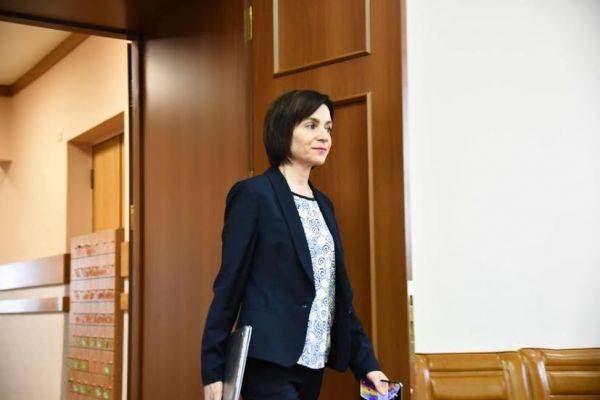 Молдавскому правительству выражают вотум недоверия, но Санду не сдается