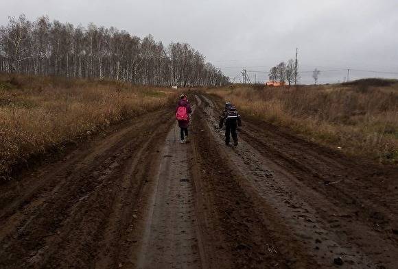 Семьи из поселка под Челябинском пятый год просят сделать дорогу: до школы не проехать