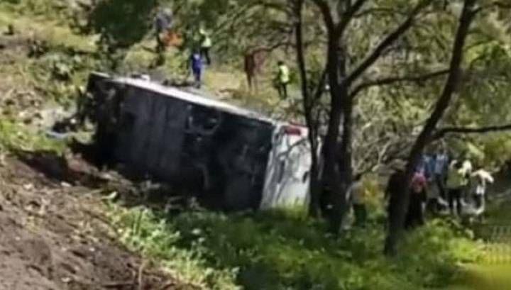 Автобус рухнул в пропасть в Перу: 6 погибших, десятки пострадавших