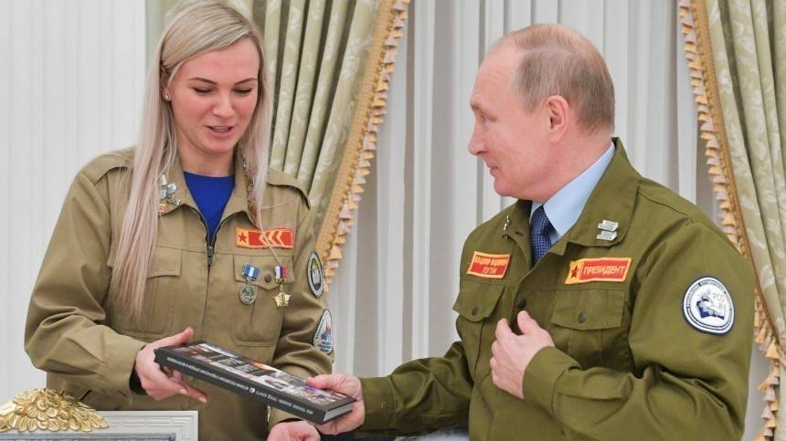 Видео: Путин примерил легендарную студотрядовскую куртку